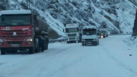 Минтранс просит воздержаться водителей большегрузов от поездки по дороге Бишкек—Ош из-за метели и пурги — Tazabek
