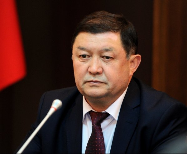 Министр транспорта З.Айдаров порекомендовал подчиненным проинспектировать перевал «Долон», так как поступает много жалоб на гололед — Tazabek