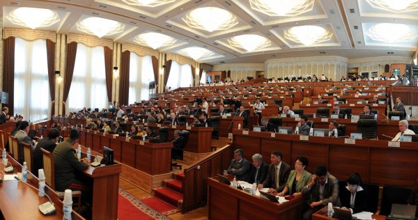 Конституционный комитет ЖК принял в I чтении отчет об исполнении бюджета за 2015 год и законопроект о бюджете на 2017 год — Tazabek
