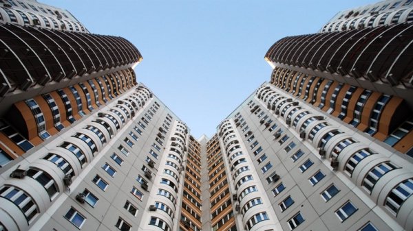 Почему на строительство многоэтажки выдается разрешение только на 24 этажа, можно же строить и 50-этажные дома, - депутат Т.Конушбаев — Tazabek