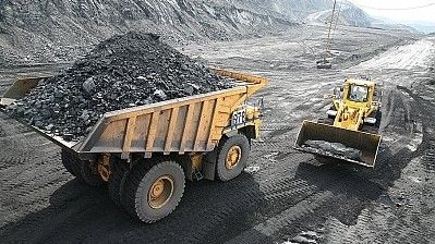 Цена угля в Нарынской области достигает 4,5 тыс. сомов, хотя на Кара-Кече отпускная цена составляет 1,2 тыс. сомов, - депутат — Tazabek