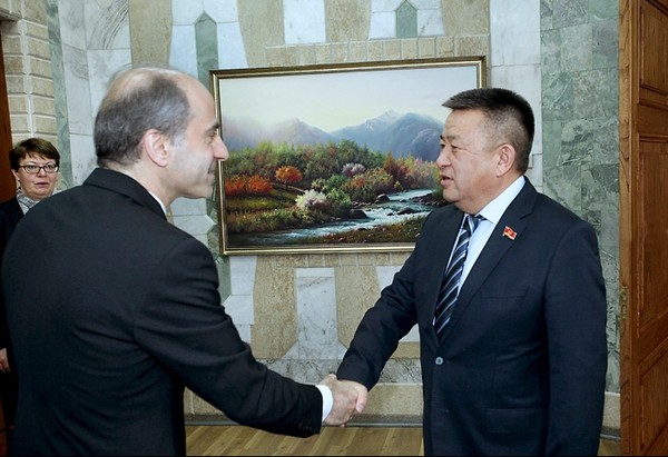 Спикер ЖК Ч.Турсунбеков и глава миссии МВФ в КР Э.Джемайэль обсудили вопросы сотрудничества для укрепления экономического сектора в Кыргызстане — Tazabek