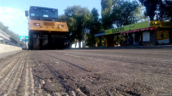 Асфальт на трассе Бишкек–аэропорт «Манас» начал разрушаться, не прослужив и года, - министр Ж.Калилов — Tazabek
