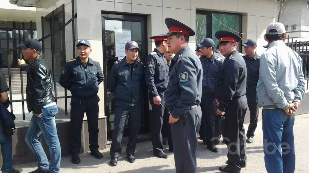 Фото — Милиционеры оцепили здание Sapat Center, принадлежащее семье Н.Тюлеева — Tazabek