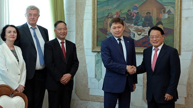 Рукаппарата президента С.Исаков обсудил с главой ЮНИДО Ли Юном возможности сотрудничества в гидроэнергетике — Tazabek