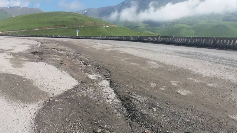 Министр транспорта о дороге на перевале Тёо-Ашуу: Мы проложим 2 слоя асфальта, ямочные работы завершаются — Tazabek
