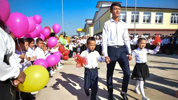 Мэр Бишкека призвал бишкекчан соблюдать правила дорожного движения и тем самым стать достойным примером для школьников