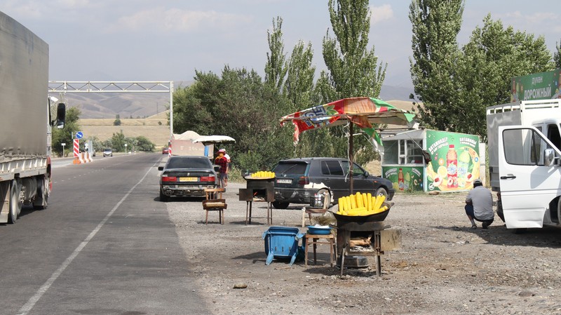 Госэкотехинспекция дала торговцам месяц на сворачивание бизнеса вдоль трассы  Бишкек—Торугарт (фото) — Tazabek