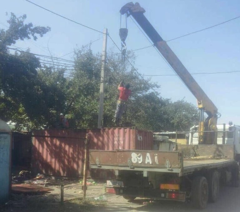 Мэрия Бишкека демонтировала самовольно установленный контейнер по приему вторсырья — Tazabek