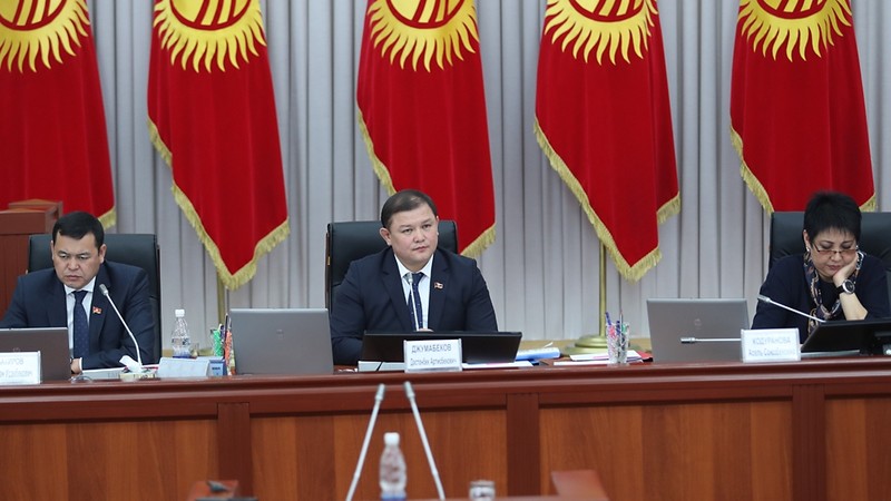 Жогорку Кенеш принял во 2 чтении норму о запрете на выпуск в обращение ГСМ ниже класса К5 с января 2019 года — Tazabek