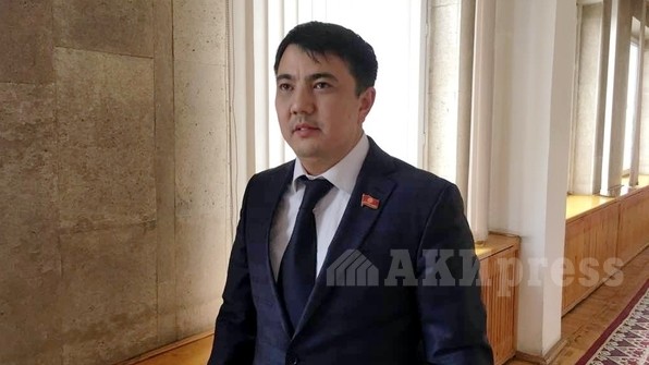 Депутат поинтересовался судьбой земельного участка рядом с гостиницей «Иссык Куль», где должны были располагаться госорганы — Tazabek
