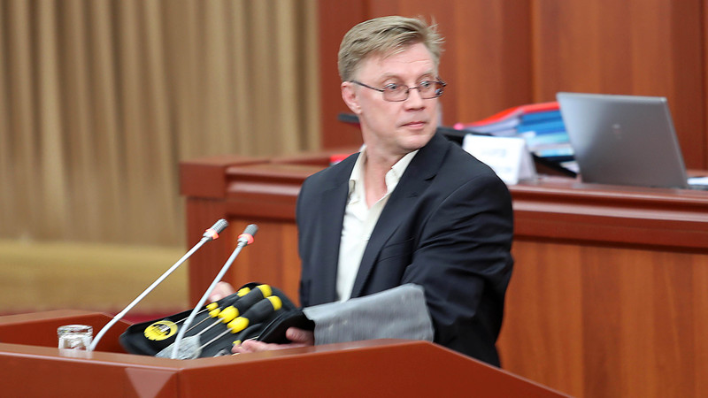 Директор ТЭЦ Бишкека А.Воропаев показал депутатам набор оборудования, который при переводе назвали «плоскогубцами» — Tazabek