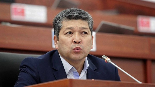 Депутат интересуется, зачем НБКР выходит с интервенциями и пытается удержать курс сома — Tazabek