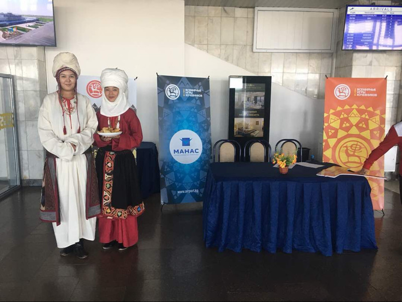 В аэропорту «Манас» гостей III Всемирных Игр Кочевников встречают девушки в национальной одежде — Tazabek