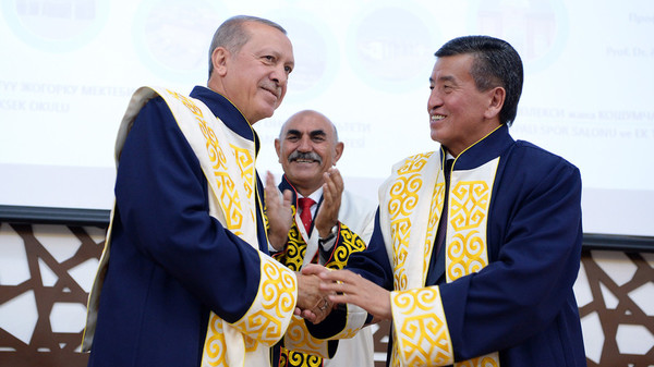 Жээнбекову и Эрдогану присвоено звание «Почетный доктор» КТУ «Манас»