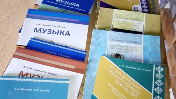 В школах Кыргызстана начали собирать арендную плату за новые учебники