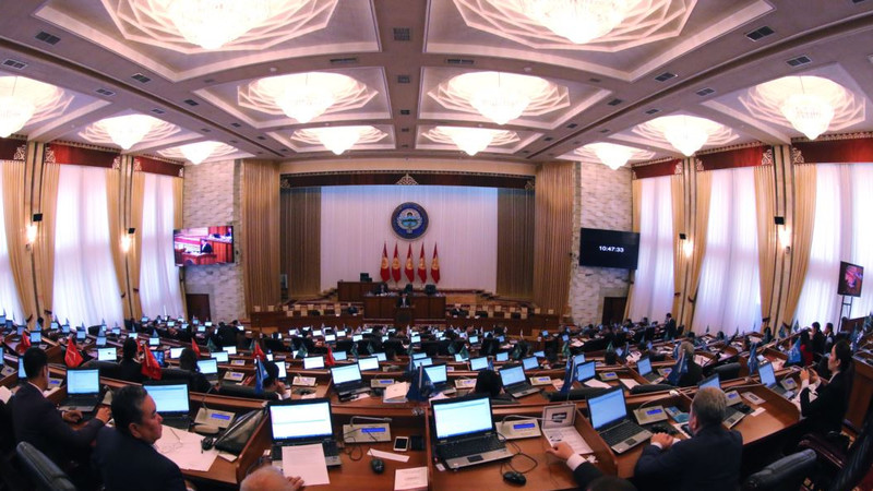Депутат недоволен тем, что премьер отсутствует на заседании комитета, где заслушивается отчет работы правительства за 2018 год — Tazabek