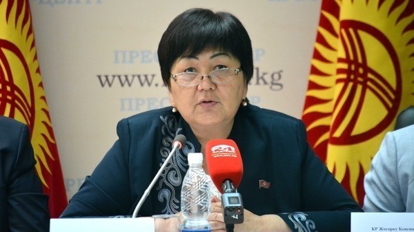 Депутат Кыргызстандын беделдүү ЖОЖдоруна тапшыруу үчүн кириш упайларды жогорулатууну сунуштоодо