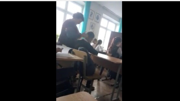 Бишкектеги мектепте мугалим окуучуну башка чапкан видео Интернетте талаш талкуу жаратууда (видео)