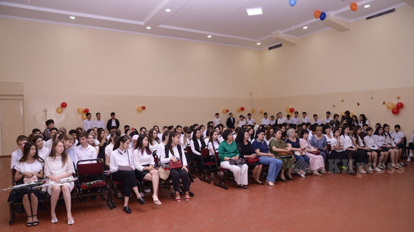 Кыргызстанда 9-класстын 93 миң 500 бүтүрүүчүсү орто билими тууралуу күбөлүктөрдү алышты