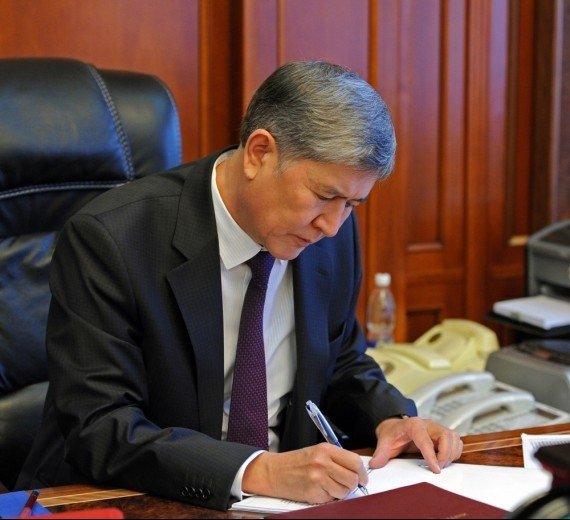 Президент А.Атамбаев подписал закон, делегирующий органам МСУ функции сбора налогов — Tazabek