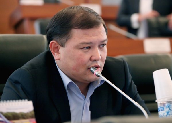 Депутат Д.Джумабеков возмущается, что правительство не называет конечную сумму выплат по кредитам — Tazabek