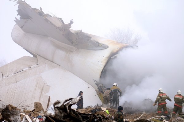 Потерпевший крушение близ Бишкека самолет Боинг-747 вез в Стамбул 85 тонн товаров народного потребления — Tazabek