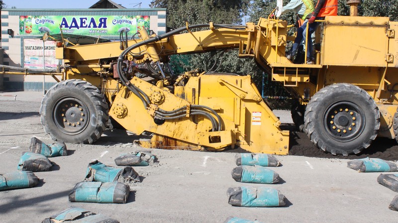 Министр транспорта проинспектировал ход строительства автодороги Бишкек—Красный строитель — Tazabek