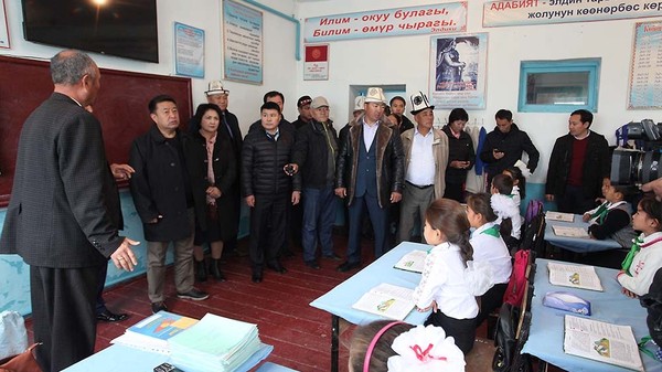 Спикер парламента посетил две сельские школы в Жалал-Абадской области и поздравил педколлективы с Днем учителя