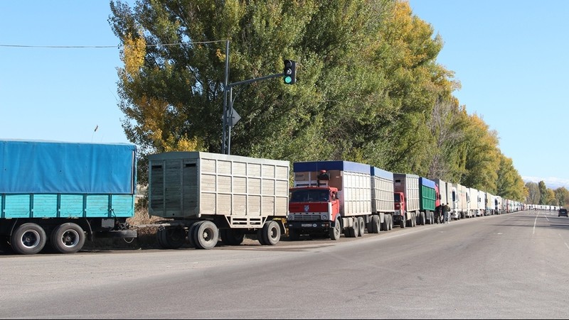 Фото — ОАО «МАМ» передало МЧС продукты для пунктов помощи ожидающим на границе — Tazabek