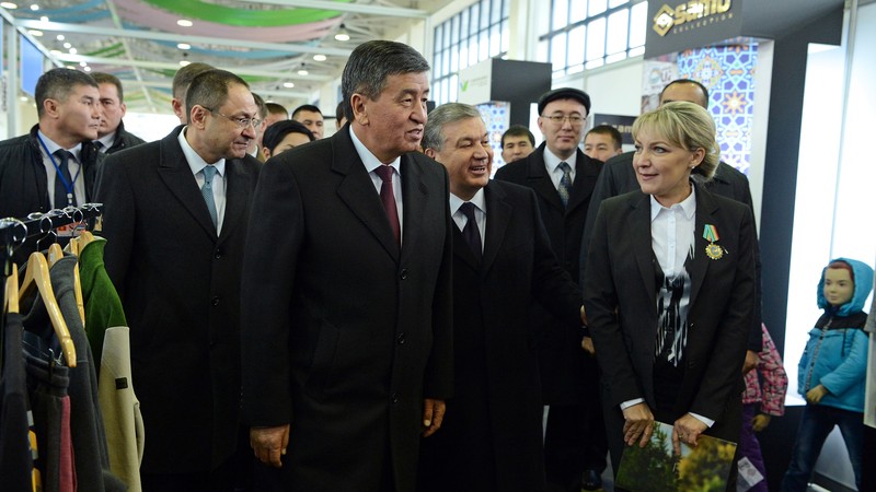 Фото — Жээнбеков и Мирзиёев посетили промышленную выставку в Ташкенте — Tazabek