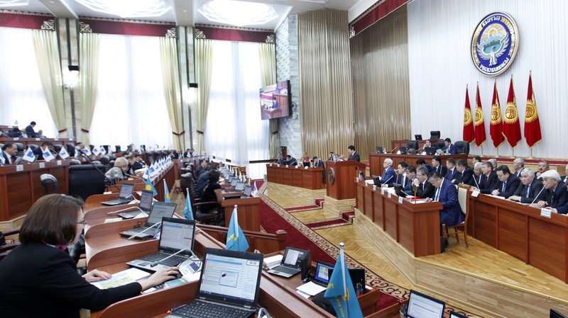 Жогорку Кенеш принял в 3 чтениях ряд законопроектов, в том числе поправки в закон о залоге — Tazabek