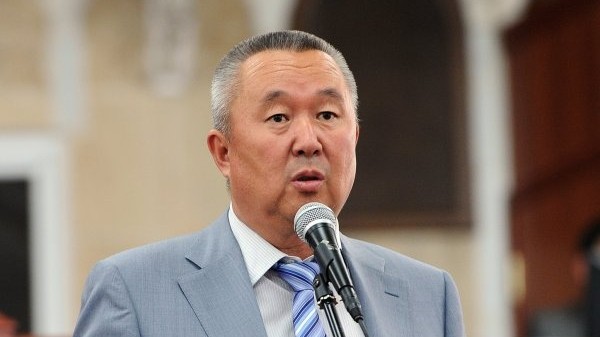 Депутат С.Нышанов спросил у О.Артыкбаева, почему он встречался в 2014 году в Китае с представителем ТВЕА в Кыргызстане — Tazabek