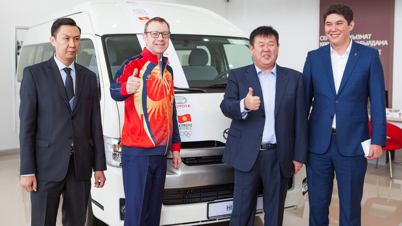 PR: «Тойота Мотор Казахстан» подарила Land Cruiser 200, Camry и Hiace Национальному Олимпийскому комитету Кыргызстана — Tazabek