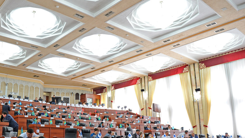 ЖК одобрил законопроект, дающий возможность международным организациям, созданных КР вместе с другими странами в ЕАЭС, получения от НБКР сомовых кредитов — Tazabek