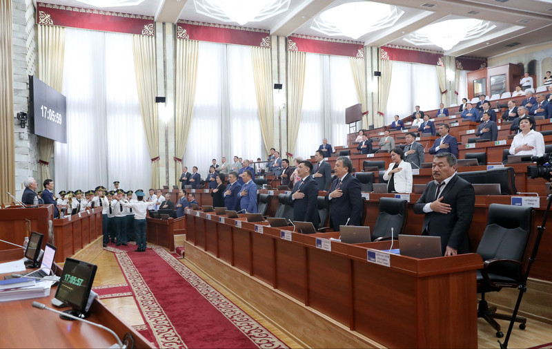 Как голосовали депутаты за законопроект, который расширил список случаев, когда можно без тендера проводить госзакупки? — Tazabek