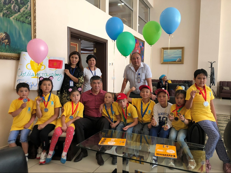 В международном аэропорту «Манас» встретили участников и победителей IX Всемирных детских Игр победителей — Tazabek