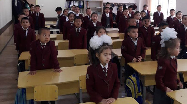 В Бишкеке сотрудники УОБДД проводят для школьников лекции по ПДД (фото)