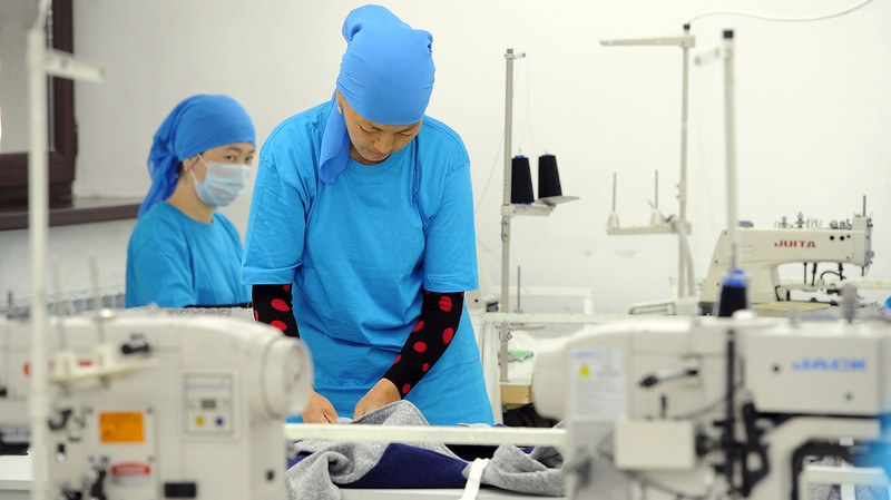 Швейники обеспокоены подделкой кыргызского бренда и конкуренцией китайской школьной формой — Tazabek