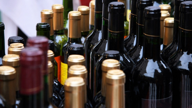 Сотрудники Минсельхоза изъяли из продажи 58 тыс. бутылок алкопродукции на 7,5 млн сомов — Tazabek