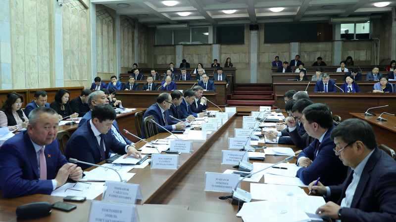 Профильный комитет ЖК согласился с Минфином, что предельный уровень госдолга страны не должен превышать 70% от ВВП — Tazabek