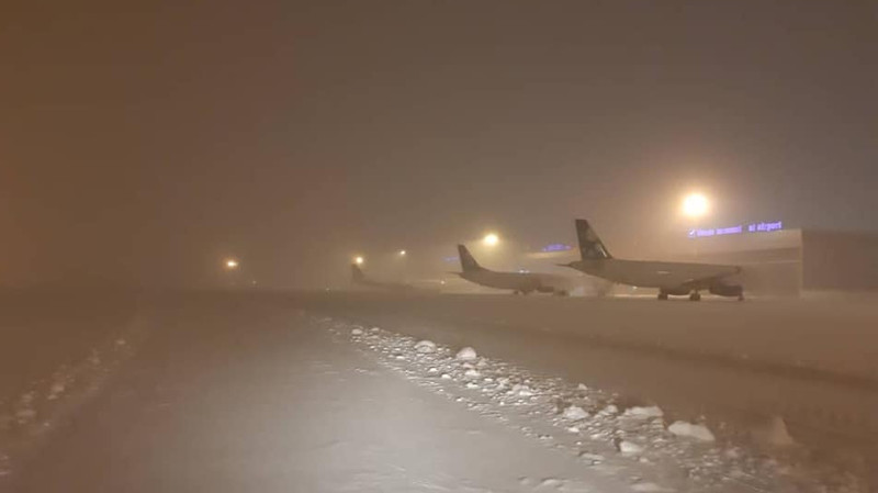 Международный аэропорт «Манас» сегодня приостановил работу из-за сильного снегопада — Tazabek