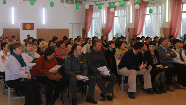 В Бишкеке милиционеры объяснили родителям школьников нормы новых кодексов