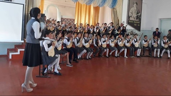Көпүрө-Базар айылындагы мектептин окуучулары комуз менен концерт коюшту