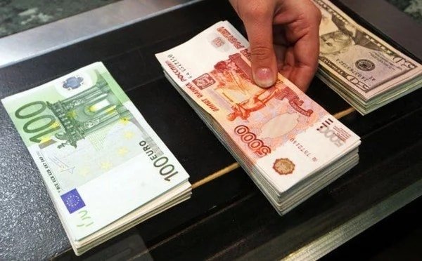 Курс валют: Евро укрепляется, тенге падает в цене — Tazabek