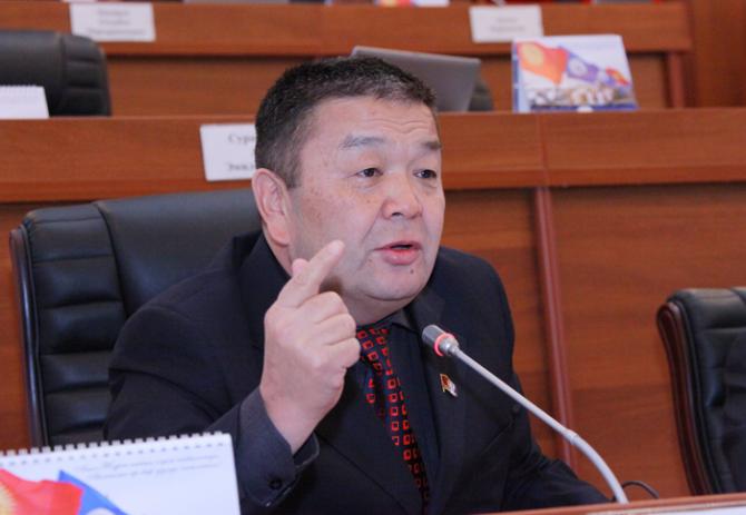 Депутат Н.Молдобаев спросил, сколько заместителей глав Госстроя и Минтранса являются специалистами — Tazabek