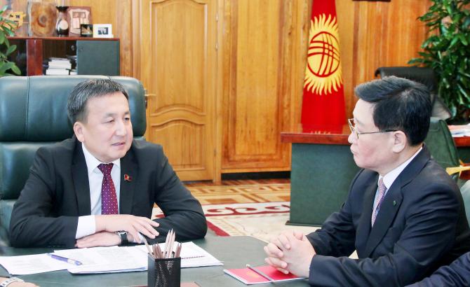 В Кыргызстане используется всего 9% гидроэнергетических ресурсов, - спикер А. Жээнбеков — Tazabek