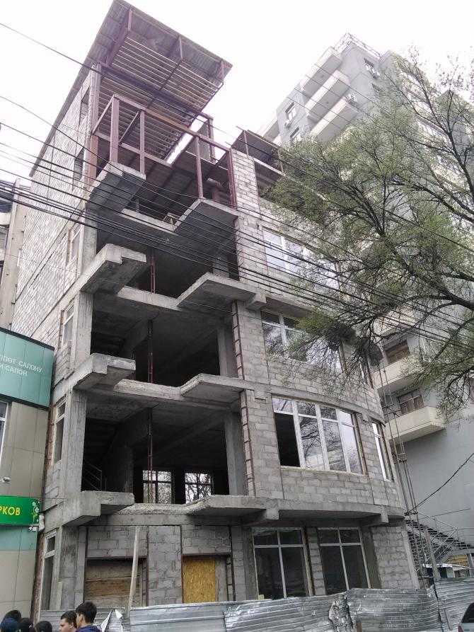 На пр.Манаса-ул.Токтогула приостановлено самовольное строительство здания — Tazabek