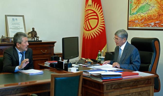 Президент А.Атамбаев и министр финансов А.Касымалиев обсудили бюджет страны — Tazabek