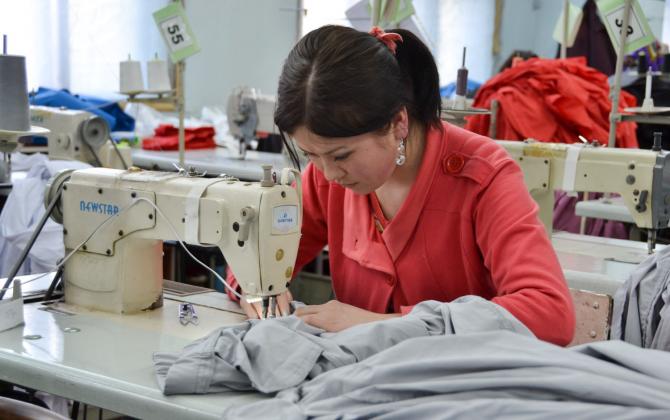 Из 36 пунктов программы развития текстильного и швейного производства КР на 2013-2015 годы выполнено 24 — Tazabek